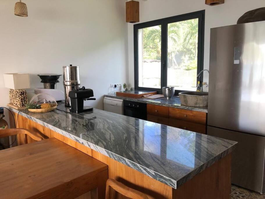Terre de Haut : maison bord de mer Extérieur photo