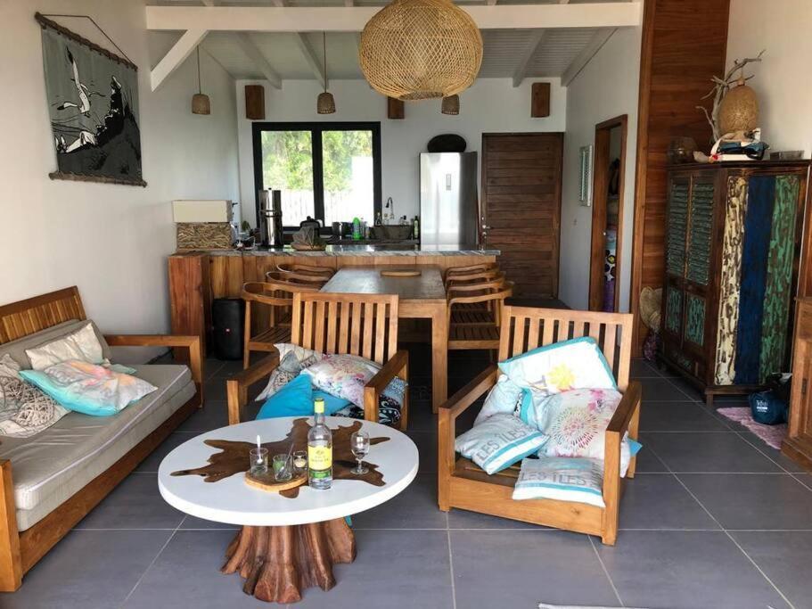 Terre de Haut : maison bord de mer Extérieur photo