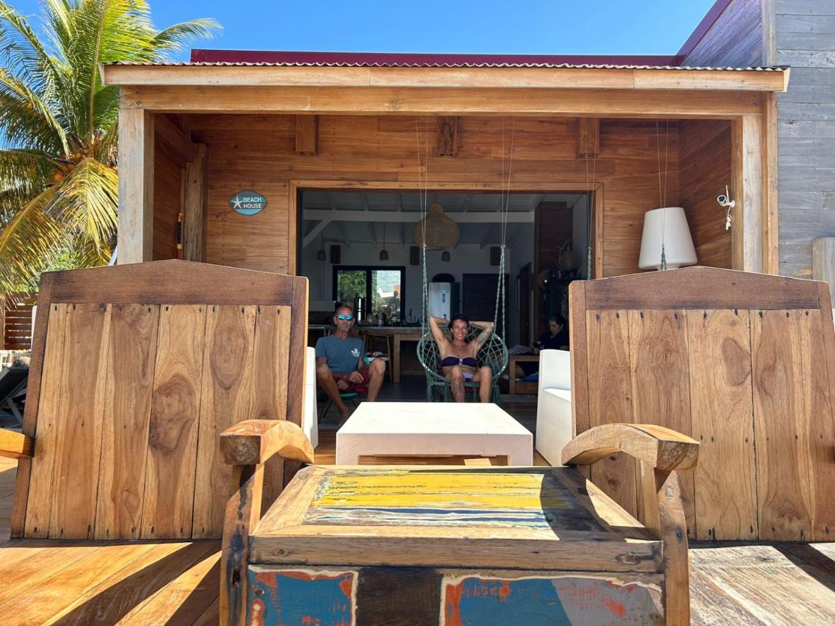 Terre de Haut : maison bord de mer Extérieur photo
