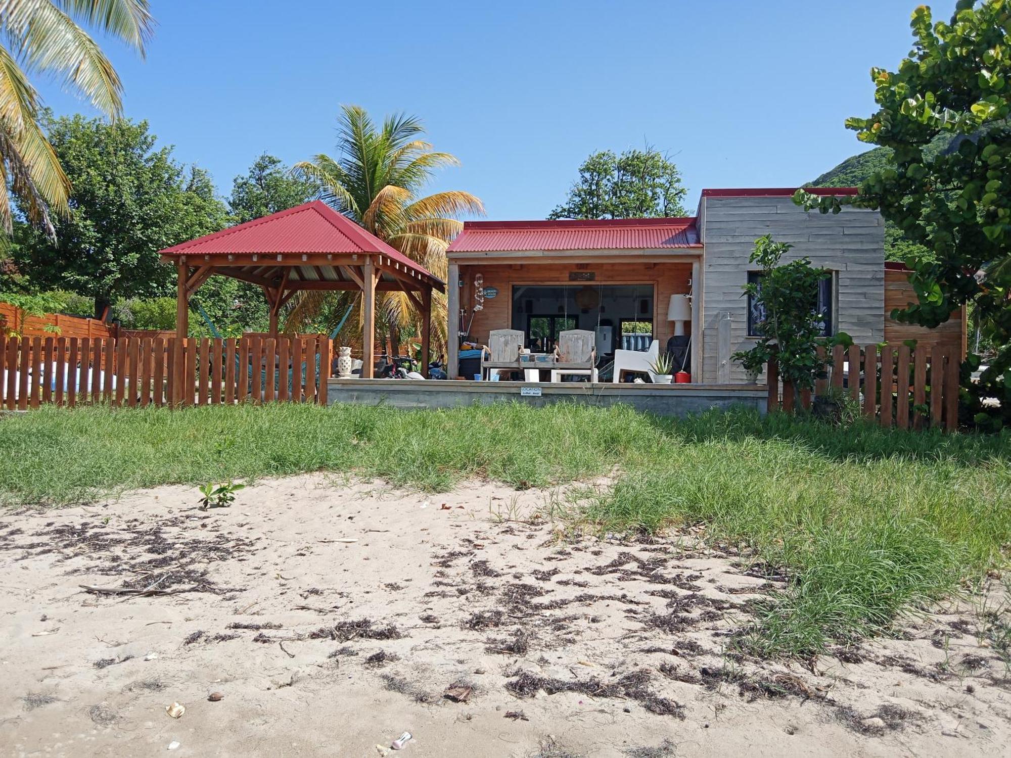 Terre de Haut : maison bord de mer Extérieur photo